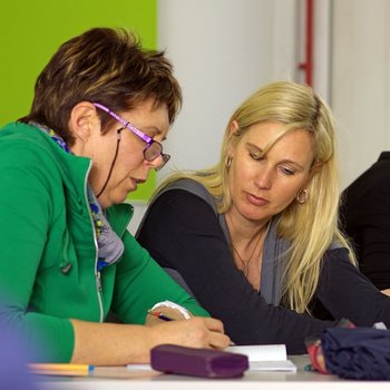Workshop Vier Frauen sitzen zusammen und besprechen etwas