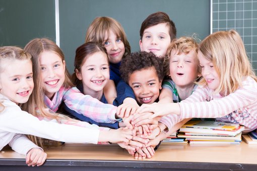 Hnde aufeinander Freude in der Schule Kinder halten ihre Hände in die Mitte