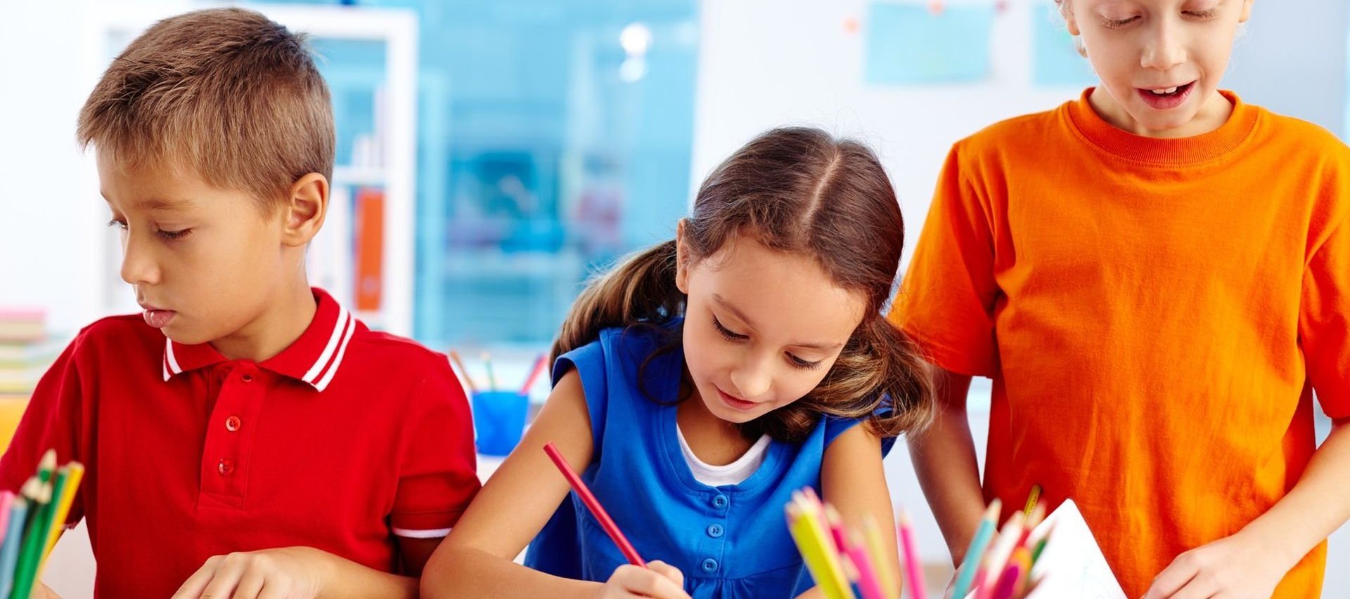 Busy pupils Drei Kinder beim malen