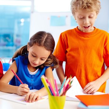 Busy pupils Drei Kinder beim malen